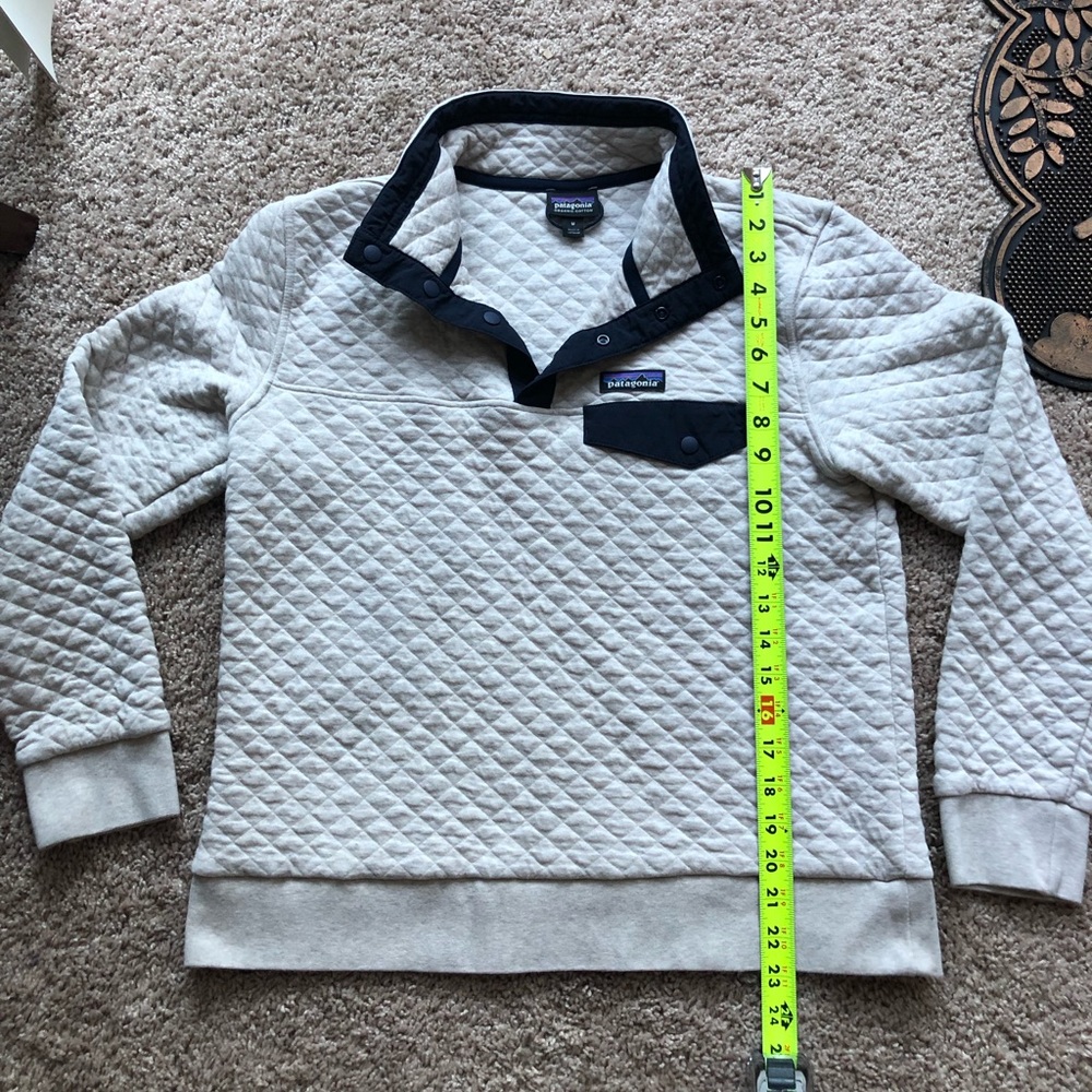 Quilted Patagonia Pullover - Size Medium